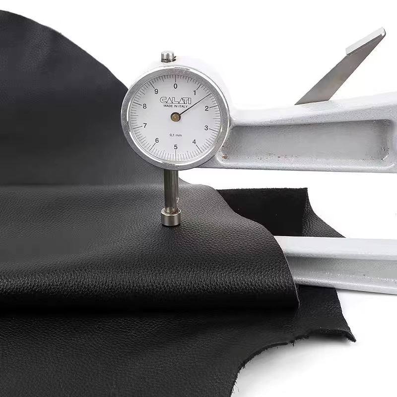 Folie Autoadeziva Piele Ecologica Neagra 75x250 cm, Material Premium, Rezistenta, Ideala pentru Mobilier si Decor Interior