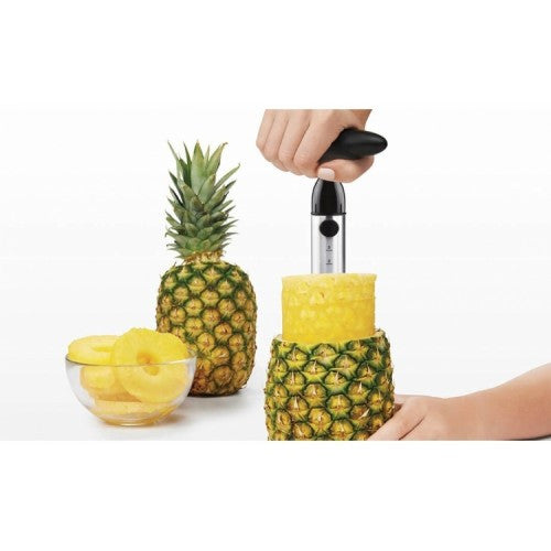 Dispozitiv pentru decojit/feliat ananas